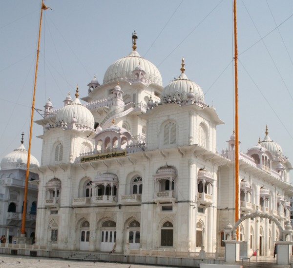 Sri Patna Sahib Gurdwara Bihar with white marble domes and Nishan Sahib flags — Sikh Takhat and birthplace of Guru Gobind Singh Ji