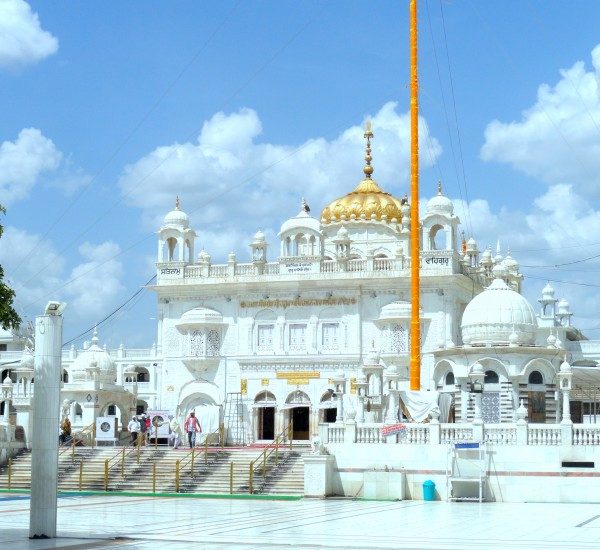 Sri Hazur Sahib Gurdwara Nanded Maharashtra with golden dome and orange Nishan Sahib flag — Sikh Takhat where Guru Gobind Singh Ji left for Sachkhand
