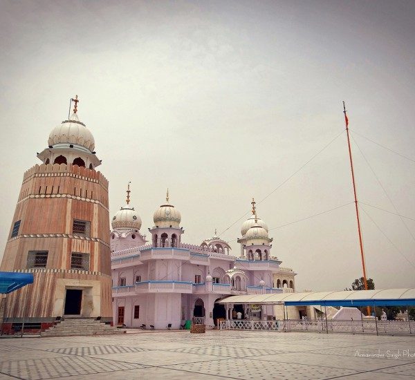 Sri Damdama Sahib Gurdwara Talwandi Sabo Punjab with distinctive tower and Nishan Sahib flag — the fifth Sikh Takhat
